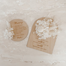 Load image into Gallery viewer, Mother&#39;s Day &#39;Hand &amp; Heart&#39; Quote Personalised Dried Floral Magnet - 10cm